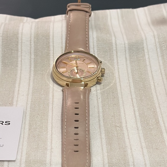Authentic Michael Kors Women’s Watch, MK-2529 in Rose Gold and Light Tan Leather - Picture 5 of 15